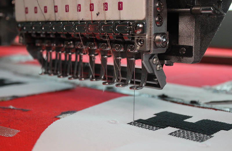 軍宏電繡除了與各式品牌合作外，亦接受客製化及量產製作之訂單